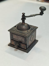 Sacapuntas de metal: Molinillo de café antiguo, colección miniatura Play Me